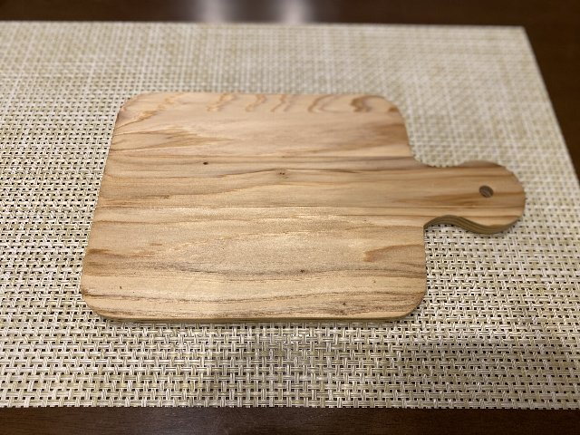 先日、訪問先のお宅でかわいい木の板の鍋敷きを発見。